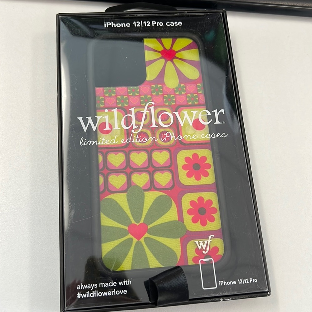 🚨 Last chance before donation 🚨 NIB Wildflower iPhone 12/12Pro Case